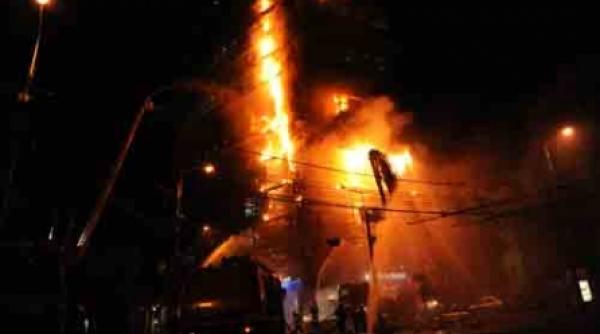 incendiu in centrul capitalei o cladire de birouri a luat foc langa biserica armeneasca