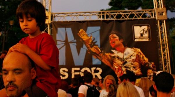 au lesinat la concert acum varsa lacrimi