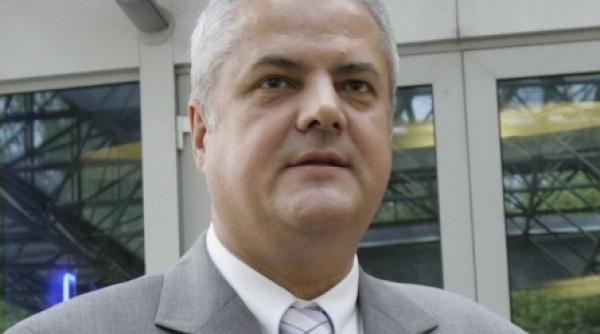 nastase coalitia de guvernare seamana cu o instalatie de stropit prin curte