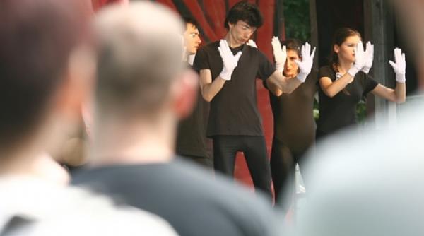 teatru pe maidane in herastrau