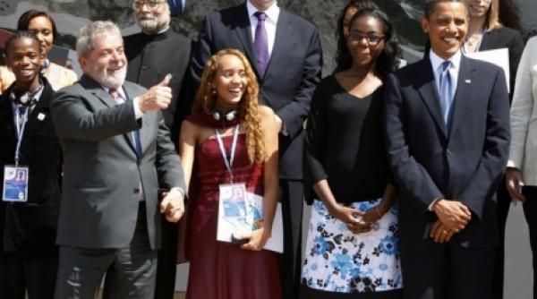 obama si sarkozy se uita dupa fuste