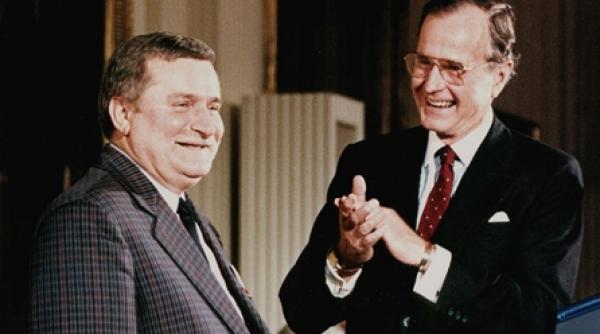 in timpul vizitei in polonia bush l a laudat pe walesa