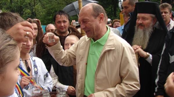 traian basescu cinstit cu o tuica la rastolita