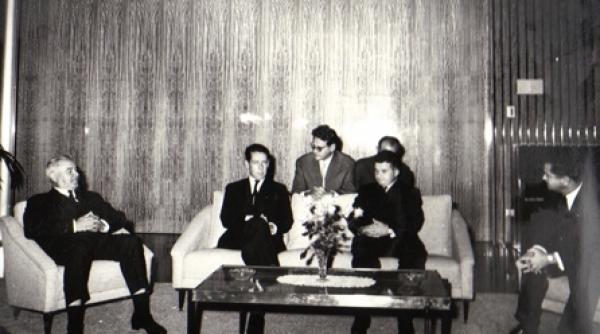 ion gheorghe maurer in centrul atentiei la receptia oferita de ambasadorul frantei