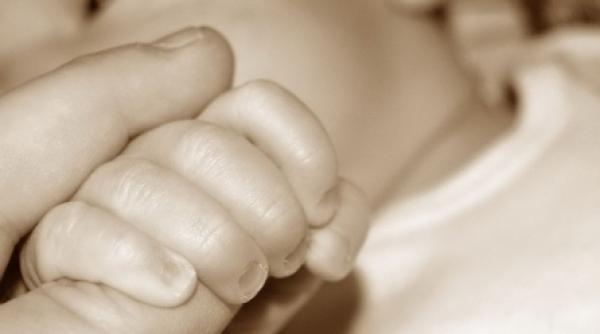 adoptiile internationale interzise doar teoretic copiii romani continua sa plece peste hotare