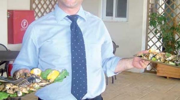 prietenul strainilor de la malul marii