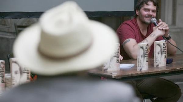 romanul la care viseaza piersic jr