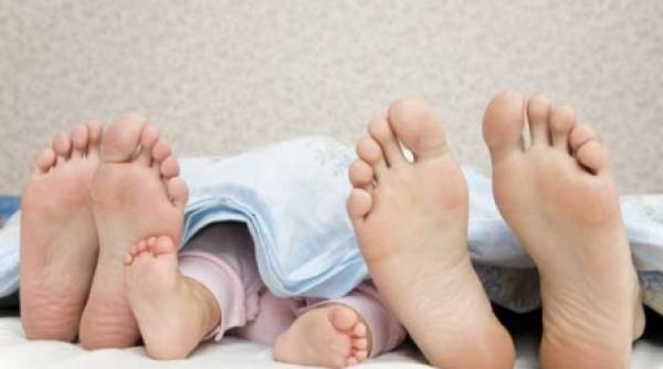 dormi cu bebe in pat