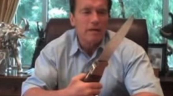 schwarzenegger promoveaza reducerile bugetare cu cutitul