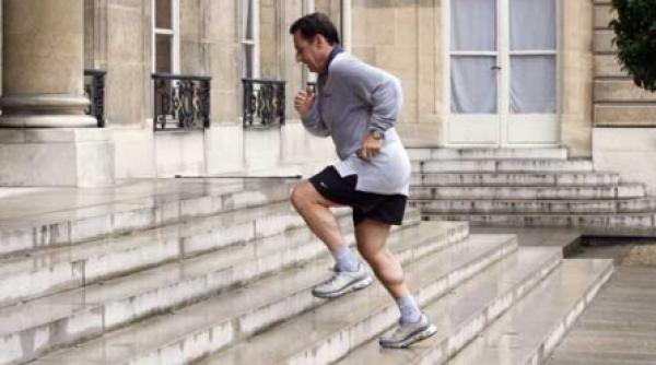 sarkozy a iesit din spital de mana cu sotia