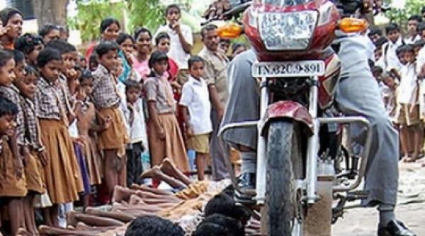 copii calcati pe maini cu motocicleta cu acordul parintilor foto