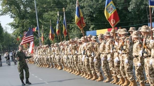 militarii au trecut pe sub arcul de triumf