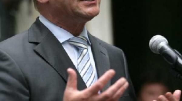 incoltit de politicieni