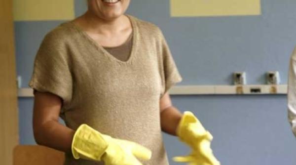 elena trei maini la usa ani