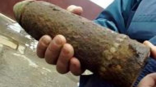 un valcean si a decorat gardul cu un proiectil un altul cu grenade