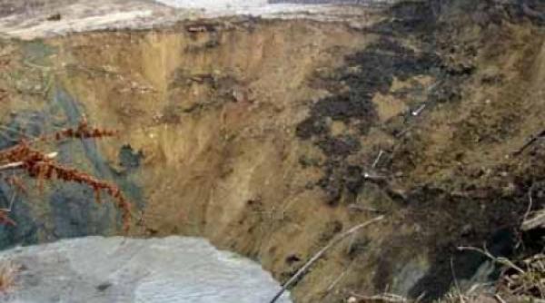 ocnele mari crater imens in urma prabusirii tavanului unei mine de sare