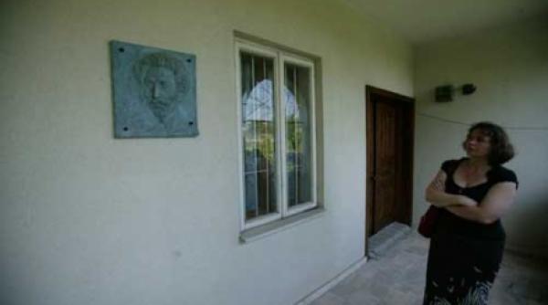 cu stanga picta cu dreapta scria