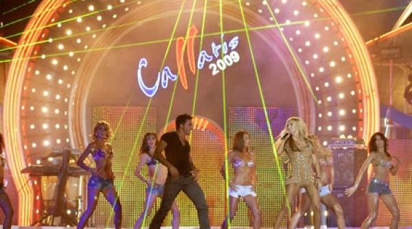 cu mainile si cu vocea in aer