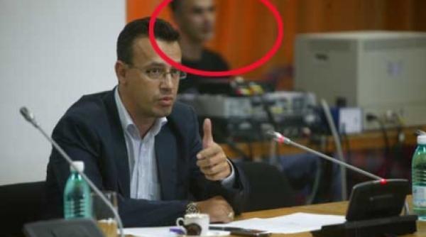 cine face inregistrari ambientale in palatul parlamentului