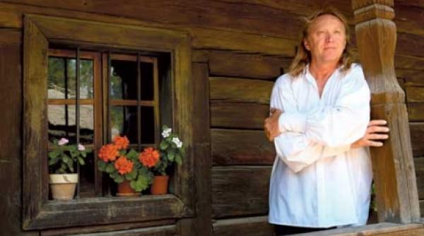 tara si poarta de lemn