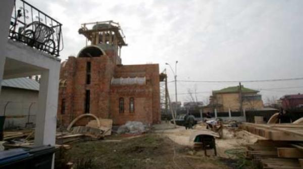 constructorii se bat in draci pe biserici