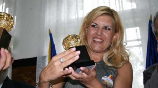 udrea isi acorda singura premii