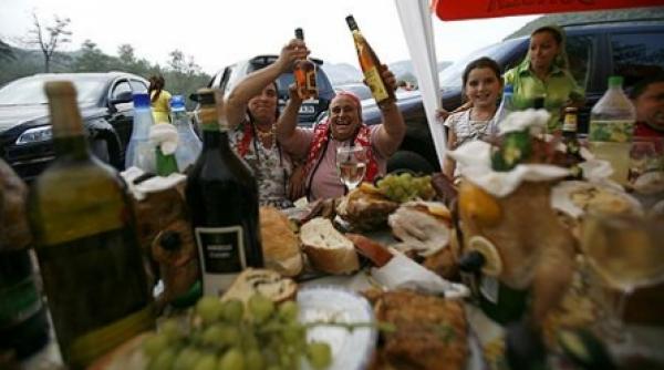 sute de tigani isi etaleaza bogatiile la costesti