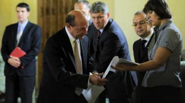 basescu isi face campanie pe dosarul revolutiei