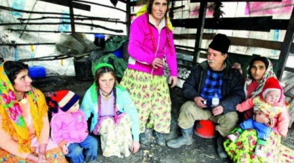 tiganii romani stampilati ca vitele de jandarmeria franceza