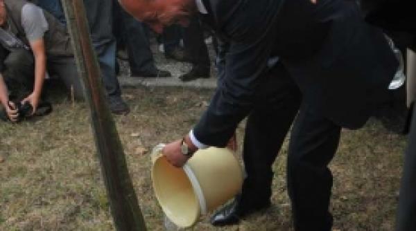 sarbatoare cu huiduieli la tebea