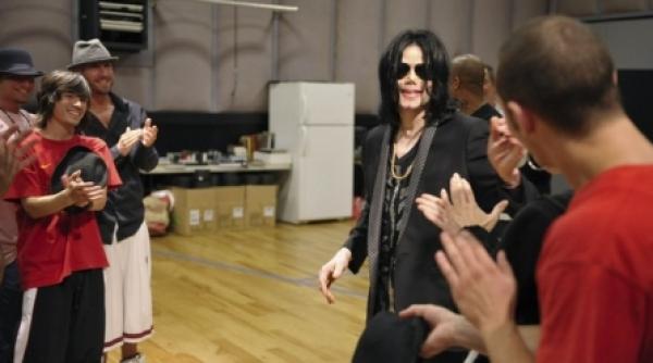 filmul cu ultimele repetitii ale lui michael jackson va fi lansat luna viitoare