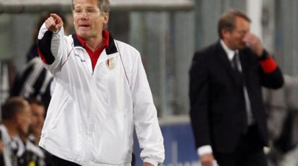 cinci jucatori si un antrenor