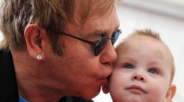 elton john prea batran ca sa adopte