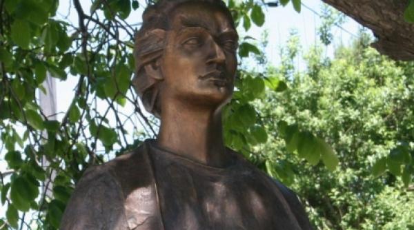 un bust al lui eminescu trece astazi oceanul