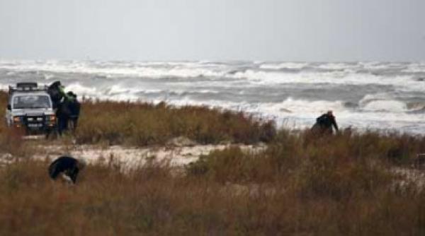 desculti prin nisip nu printre gunoaie