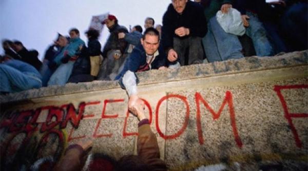 un german din sapte regreta caderea zidului berlinului