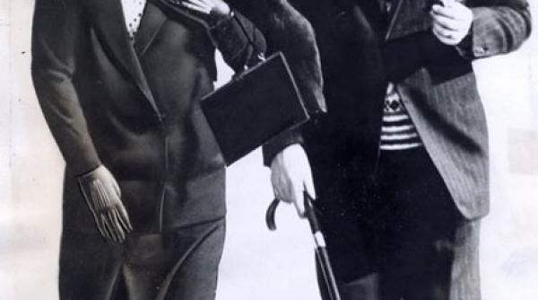 lupeasca hiena in taior albastru