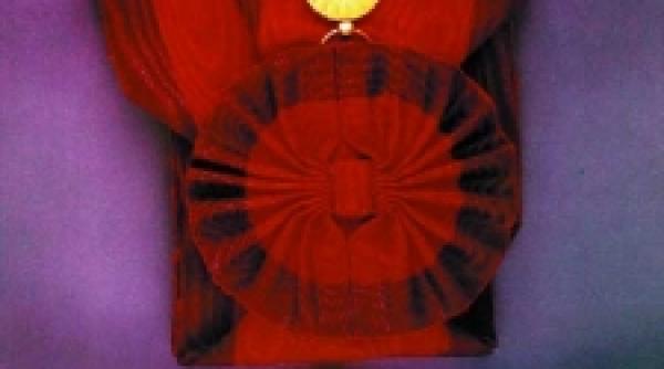 o crizantema imperiala din tara soarelui rasare