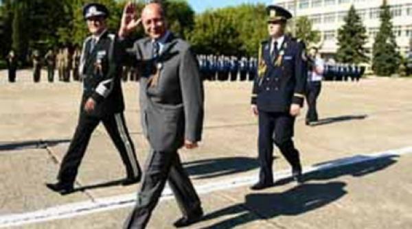 basescu recomanda politistilor sa puna mai repede mana pe arma