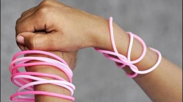 bratarile colorate mai mult decat un accesoriu pentru elevii britanici