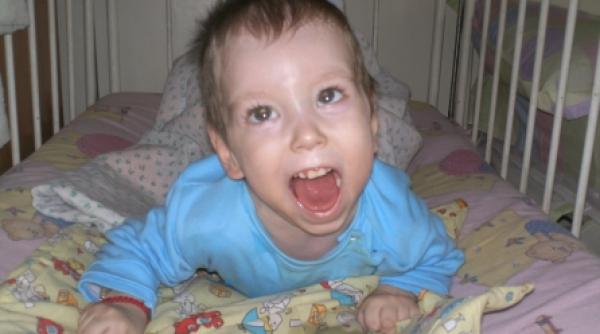 cosmin s a nascut fara un scancet