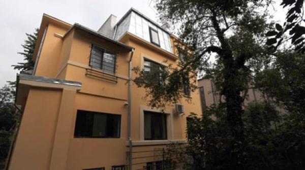 suprainaltare a unei vile moderniste din parcul domenii