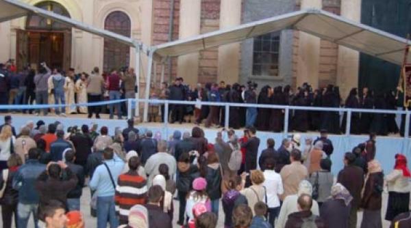 pelerini la iasi au venit pe jos sa se inchine la moaste