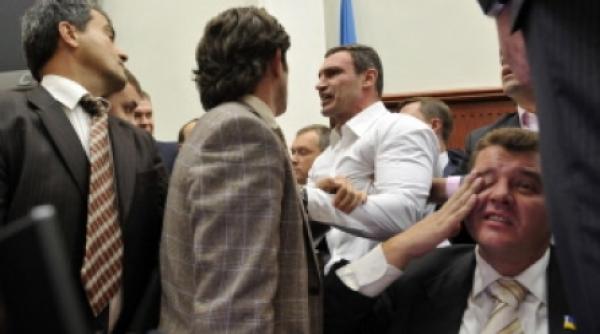 vitali kliciko a transformat adunarea municipala din kiev in ring de box