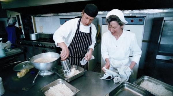 un barbat pe cinste pregateste pastele cu dragoste