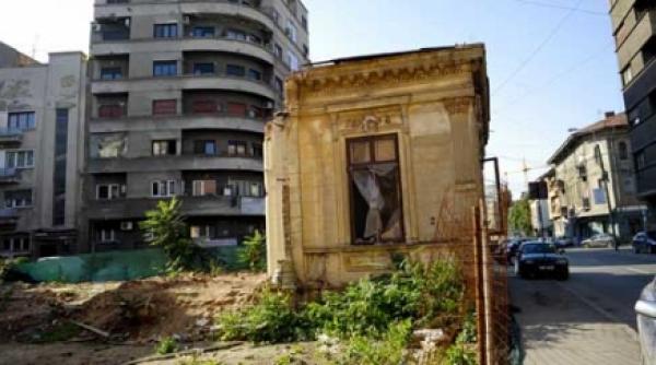 cladire istorica zdrobita de un bloc de noua etaje