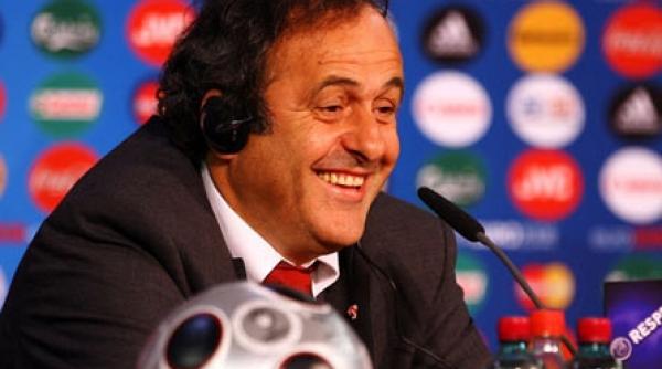 platini sa fie cinci arbitri