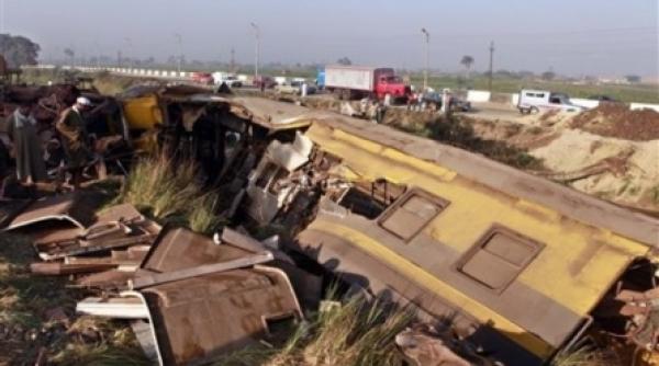 tragedie in egipt 25 de oameni au murit dupa coliziunea a doua trenuri