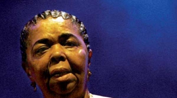 ea apartine lumii nobile