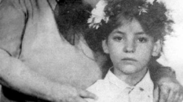 fina cuplului ceausescu aflata la munca in italia isi plange nasii